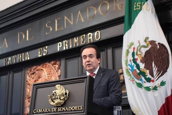 El senador Antonio Mejía Haro cuestiona los posibles beneficios de los tratados comerciales con Perú, Brasil y Colombia. El senador Antonio Mejía Haro cuestiona los posibles beneficios de los tratados comerciales con Perú, Brasil y Colombia.