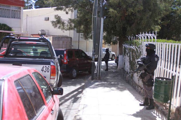 Militares resguardan las calles Militares resguardan las calles