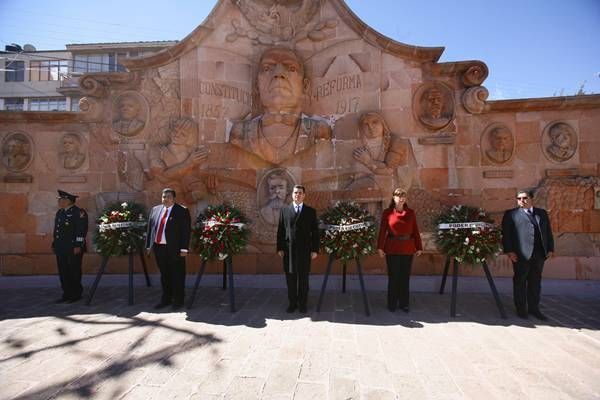 Llevaron ofrendas florales al monumento a la Constitución