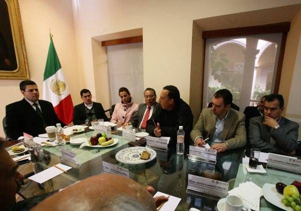 El gobernador Miguel Alonso sostuvo una reunión con los integrantes de su gabinete para analizar el Plan Estatal de Desarrollo. El gobernador Miguel Alonso sostuvo una reunión con los integrantes de su gabinete para analizar el Plan Estatal de Desarrollo.
