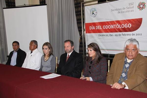 El director general de  los SSZ  felicitó por el Día del Odontólogo a más de cien médicos cirujanos dentistas.