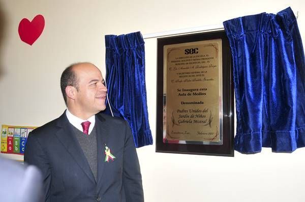 El alcalde inauguró el salón y develó una placa