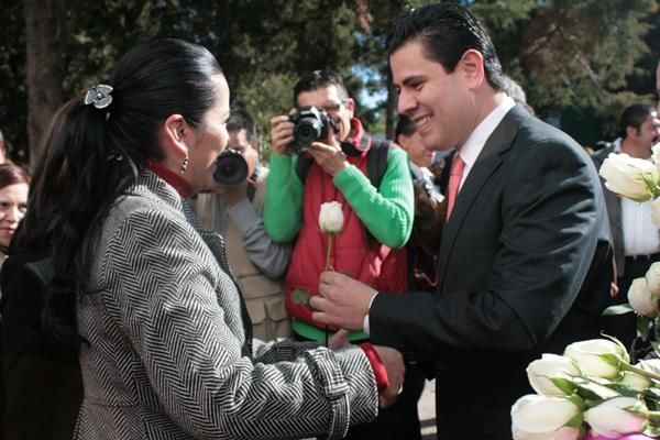 El gobernador obsequió a las trabajadoras de la SEC una rosa blanca en el Día del Amor y la Amistad.