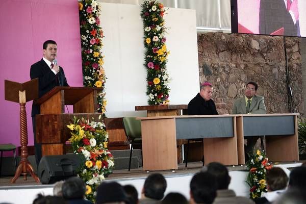 El gobernador Miguel Alonso Reyes reconoció ampliamente la labor que realiza la Diócesis de Zacatecas al fomentar los valores humanos. El gobernador Miguel Alonso Reyes reconoció ampliamente la labor que realiza la Diócesis de Zacatecas al fomentar los valores humanos.