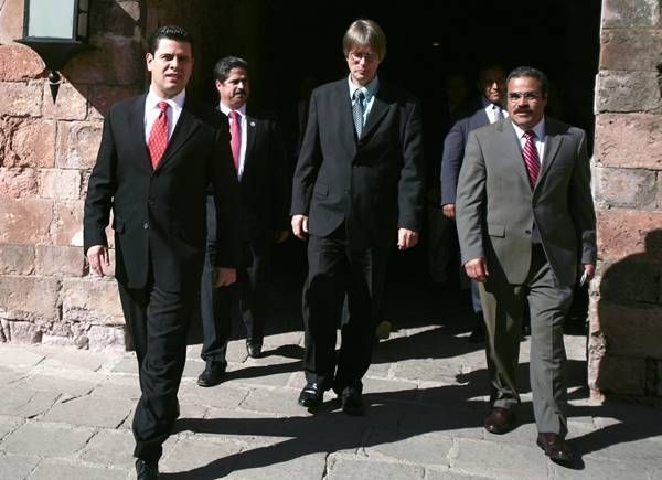 Miguel Alonso con funcionarios
