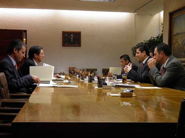En la reunión estuvieron presentes los secretarios de Obras Públicas, Luis Alfonso Peschard Bustamante, y de Finanzas, Alejandro Tello Cristerna, además del Director de la Junta Estatal de Caminos, Jorge Luis Rincón Gómez.