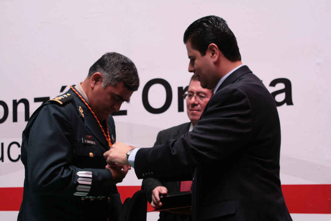 El gobernador le puso la medalla