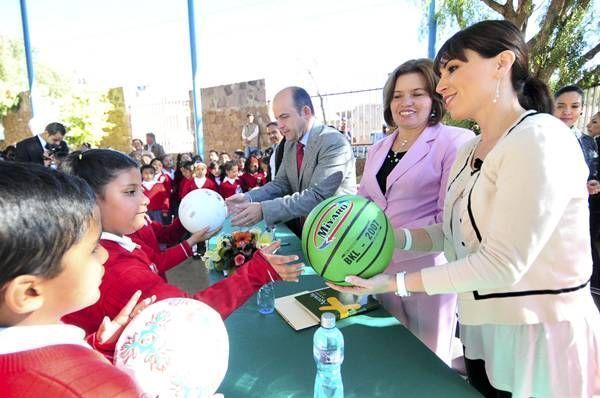 Entregó balones y pelotas a los estudiantes