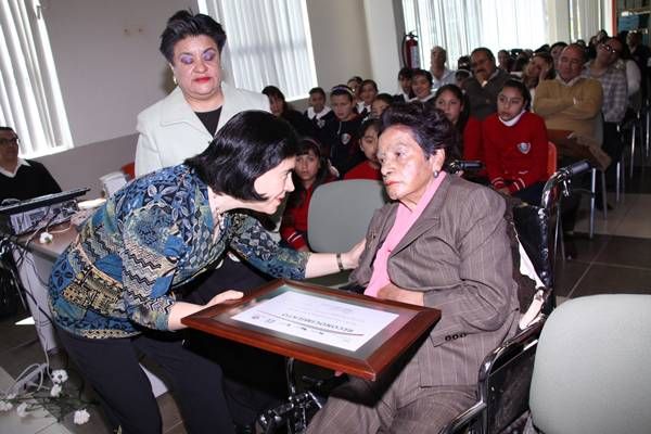 Lucía Alonso entregó el reconocimiento Lucía Alonso entregó el reconocimiento