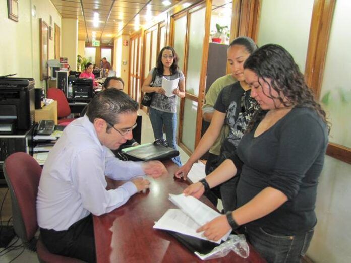 transeuntes-recolectan-firmas-congreso-del-estado-2-ab8