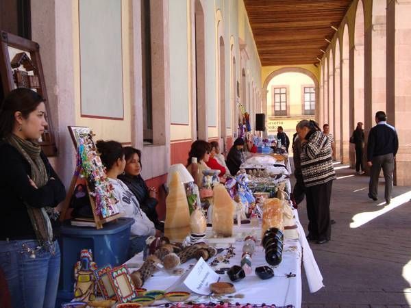 Hay artesanías y productos comestibles