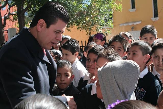 Respondió preguntas de los pequeños de cuarto grado