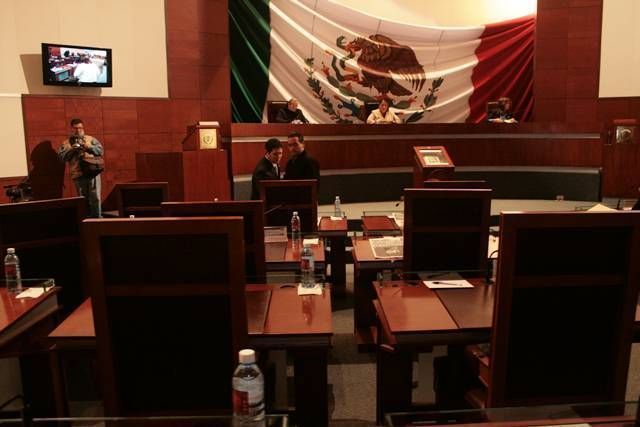 Con 11 diputados presentes y tres inasistencias justificadas, los legisladores no ajustaron los 16 que como mínimo se requieren.