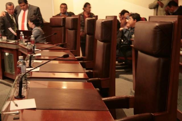 A la fecha no existe un reglamento que obligue al Poder Legislativo a sancionar a quienes no asistan a las sesiones de pleno o de comisiones.