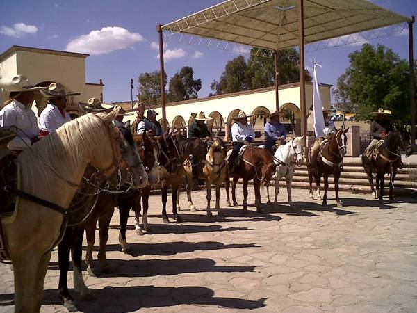 Un grupo de cabalgantes encabezados por Elías Barajas Romo, promotor del Acuerdo Social por la Paz (ASP), recorrió algunas demarcaciones como Vetagrande y Morelos.