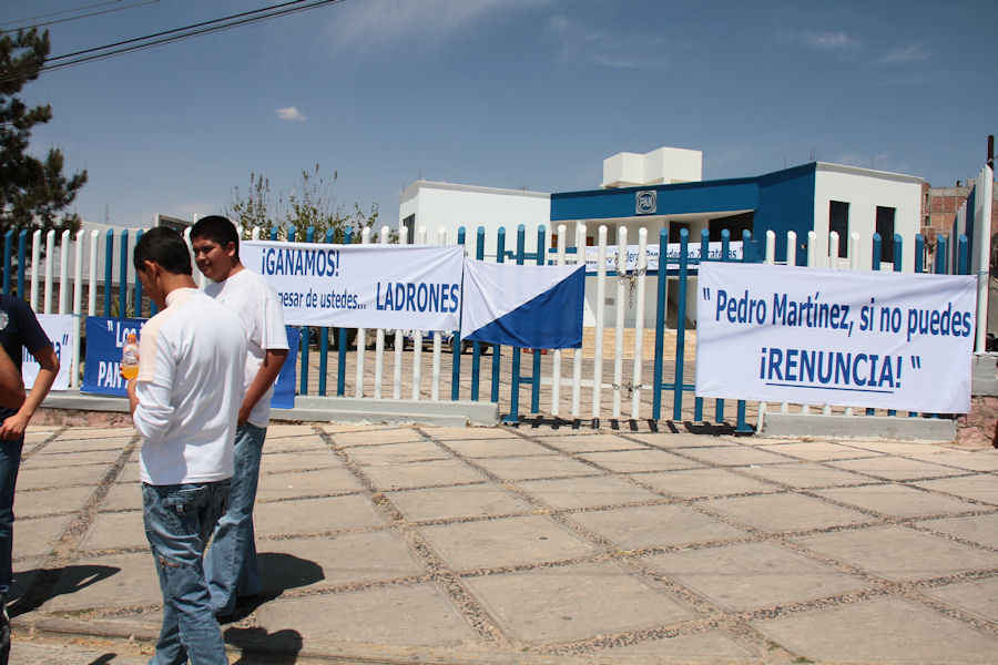La protesta es encabezada por Ricardo González, quien hace un mes resultó electo como nuevo dirigente de Acción Juvenil, pero fue depuesto.
