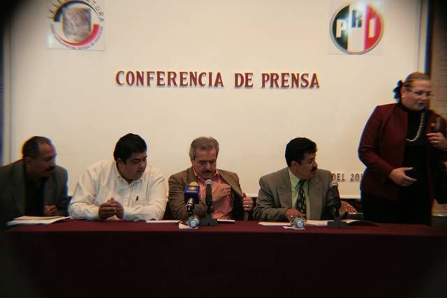 Los legisladores del PRI ofrecieron una conferencia