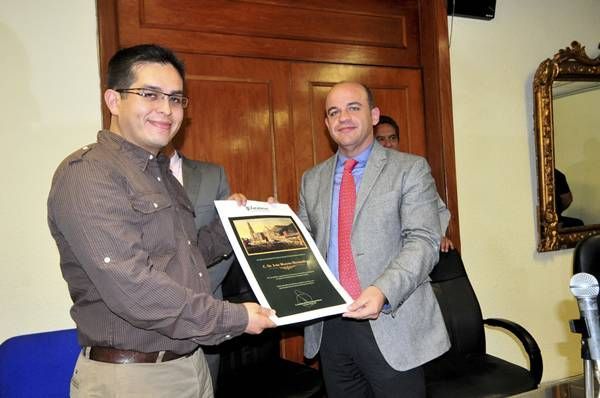 Entregaron un reconocmiento al doctor en Ciencias Iván Moreno