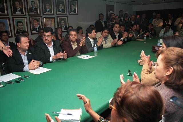 En conferencia de prensa, la base priísta externó su apoyo al exdirigente estatal.