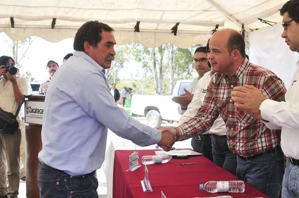 Arnoldo Rodríguez entregó apoyos a los habitantes Arnoldo Rodríguez entregó apoyos a los habitantes