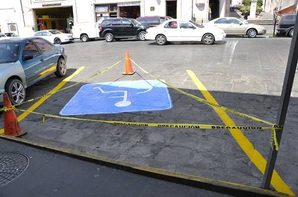 Las rampas y lugares para discapacitados están siendo pintados Las rampas y lugares para discapacitados están siendo pintados
