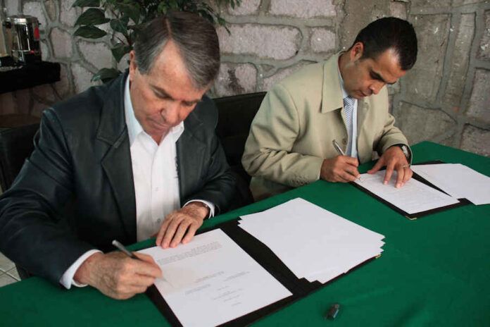 Se firmó un convenio de colaboración entre el CECyTEZ y el IZEA. Se firmó un convenio de colaboración entre el CECyTEZ y el IZEA.