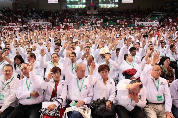 Rinde protesta el consejo político estatal del PRI ante Humberto Moreira. Rinde protesta el consejo político estatal del PRI ante Humberto Moreira.
