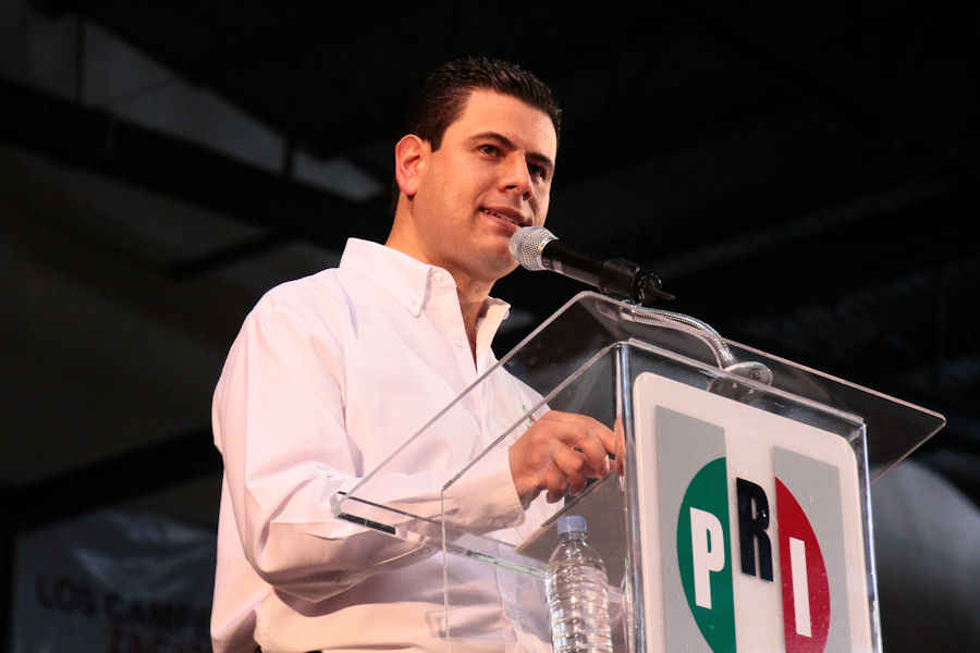 El gobernador Miguel Alonso acudió a la toma de protesta de la nueva dirigencia estatal priísta.