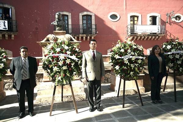 Llevaron arreglos flores al busto de Benito Juárez