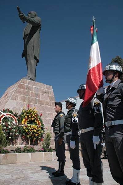 El Benemérito de las Américas fue homenajeado en un acto realizado al pie del monumento en su honor.
