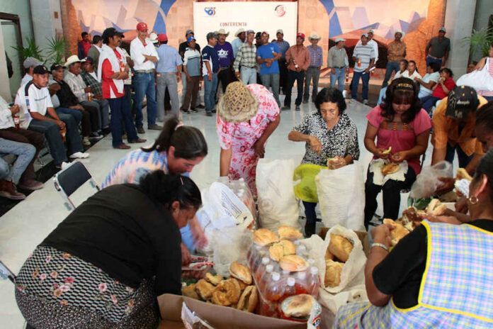 Ejidatarios de Cañitas de Felipe Pescador llevan un día instalados en el vestíbulo del Congreso local . Ejidatarios de Cañitas de Felipe Pescador llevan un día instalados en el vestíbulo del Congreso local .