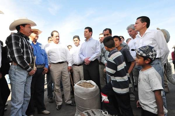El gobernador Miguel Alonso entregó los apoyos El gobernador Miguel Alonso entregó los apoyos