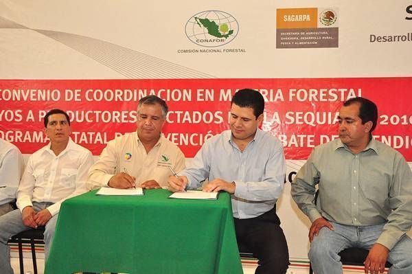 Miguel Alonso firmó un convenio con la Conafor