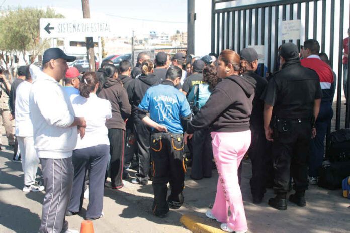 Policías preventivos de Zacatecas protestaron en la Dirección de Seguridad Pública para exigir el aumento salarial del 50%. Policías preventivos de Zacatecas protestaron en la Dirección de Seguridad Pública para exigir el aumento salarial del 50%.