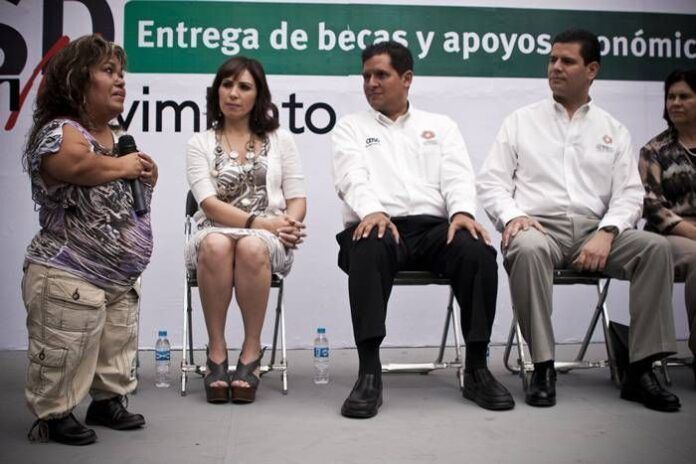 entrega-becas-apoyos-economicos-1-db2