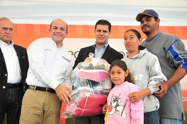 arnoldo-rodriguez-entrega-ropa-1