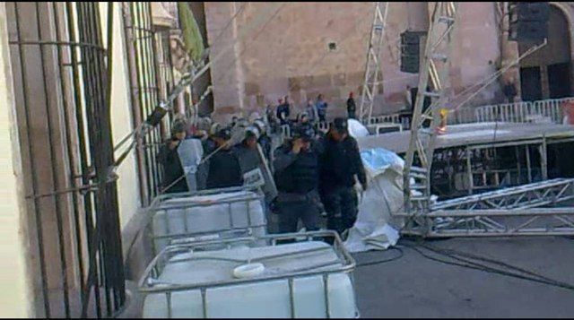 quita-policia-manifestantes-2