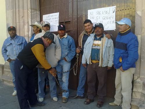 quita-policia-manifestantes-3
