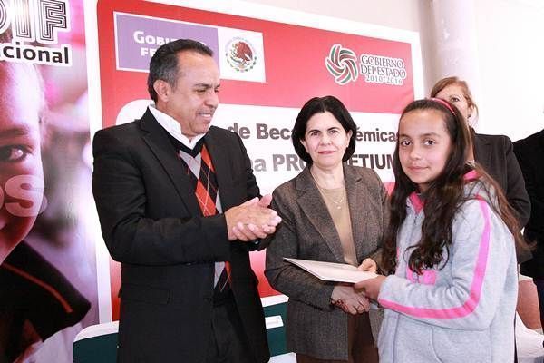 entrega-becas2 entrega-becas2