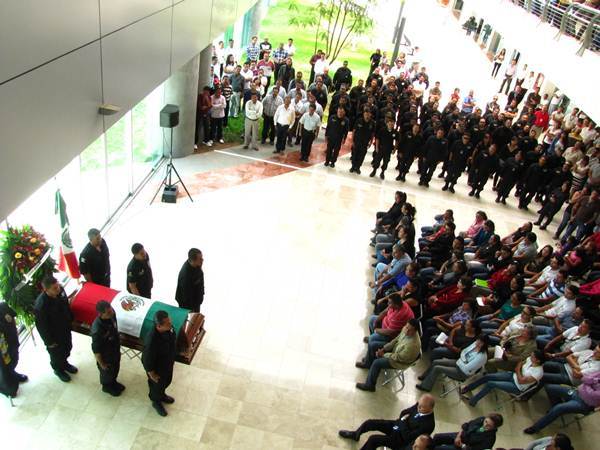 homenaje-postumo-apolicia-2