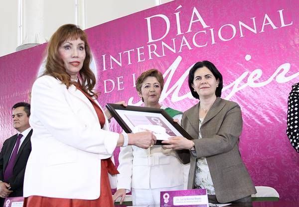 inmuza-premiacion-mujeres1 inmuza-premiacion-mujeres1