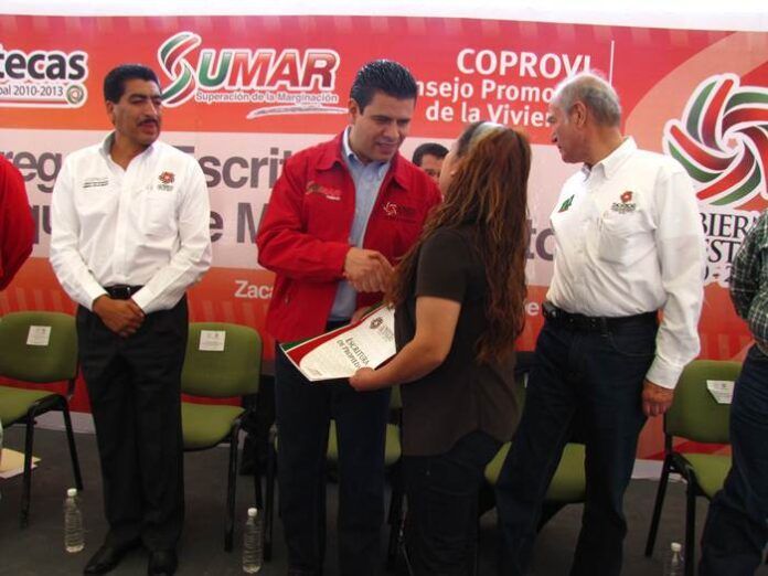entrega-de-escrituras-paquetes-mejoramiento-4 entrega-de-escrituras-paquetes-mejoramiento-4