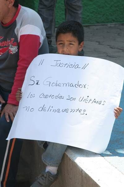 manifestacion-familiares-custodios-calera-3