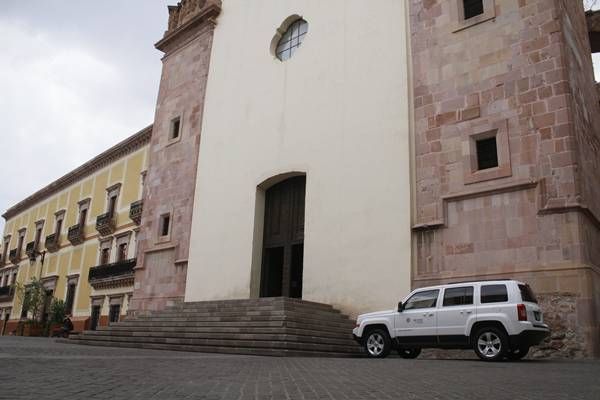 camioneta-mal-estacionada-1 camioneta-mal-estacionada-1