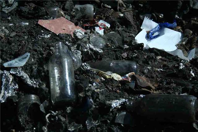 Sólo quedan algunas botellas de vidrio.