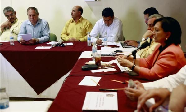 La gobernadora se reúne con los alcaldes. La gobernadora se reúne con los alcaldes.