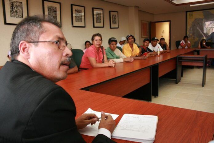 El procurador dialoga con los manifestantes. El procurador dialoga con los manifestantes.