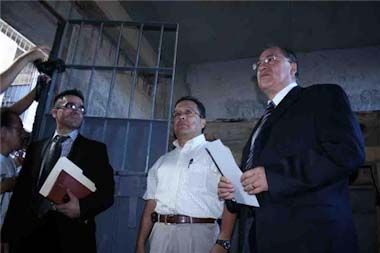 El secretario inspecciona las instalaciones. El secretario inspecciona las instalaciones.