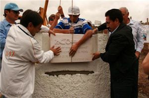 El rector Francisco Domínguez y el diputado federal Camerino Márquez colocan la primera piedra. El rector Francisco Domínguez y el diputado federal Camerino Márquez colocan la primera piedra.