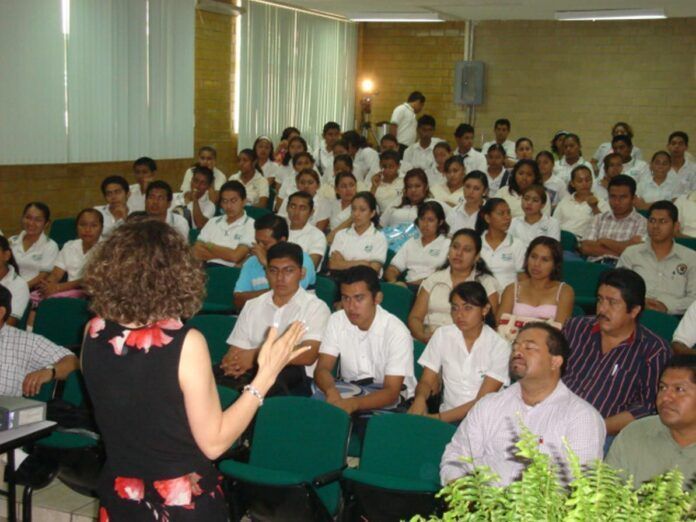 La matrícula es de 100 alumnos.